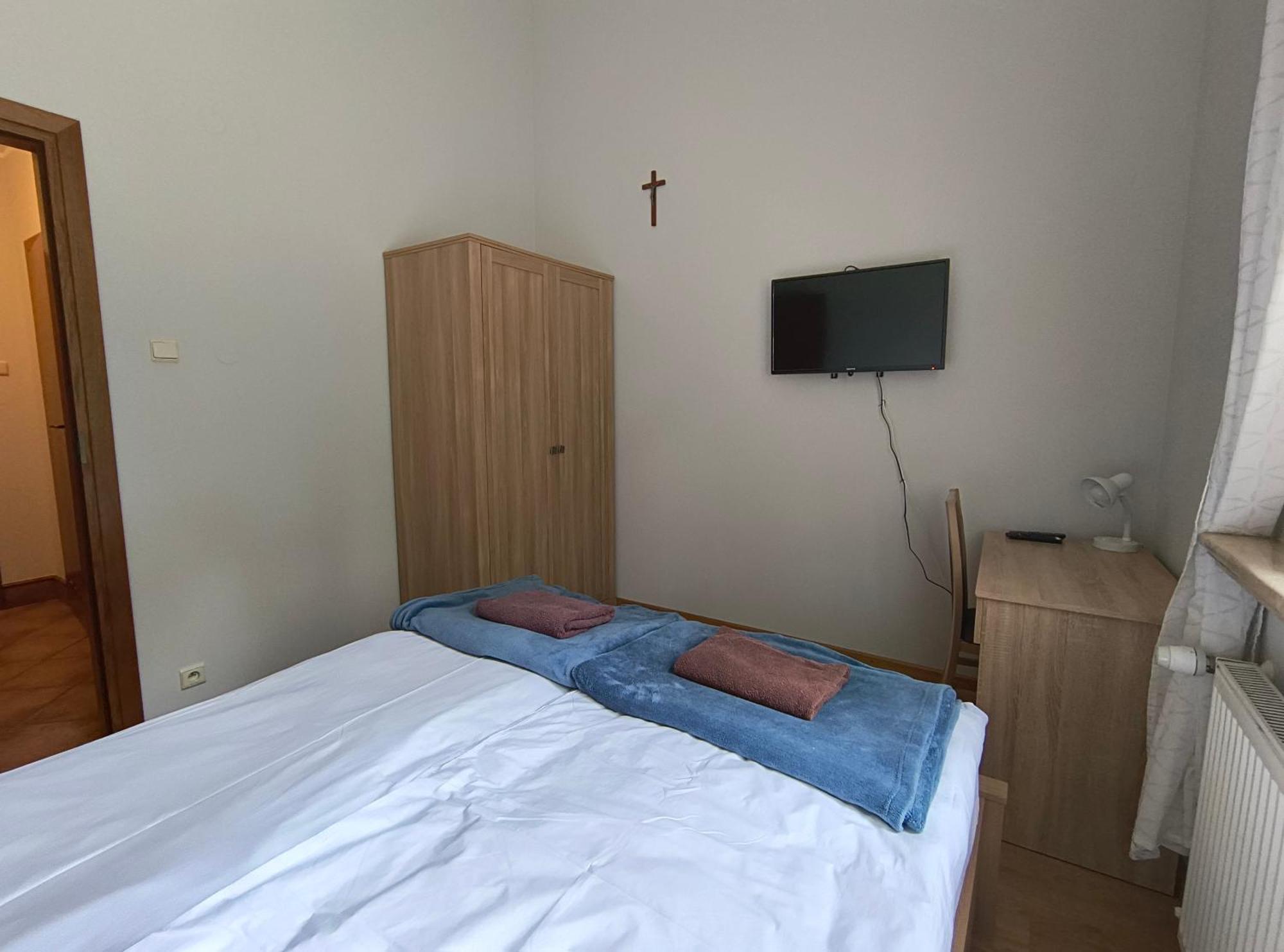 Отель Dobry Zakatek Dom Rekolekcyjny Констанцин-Езёрна Экстерьер фото